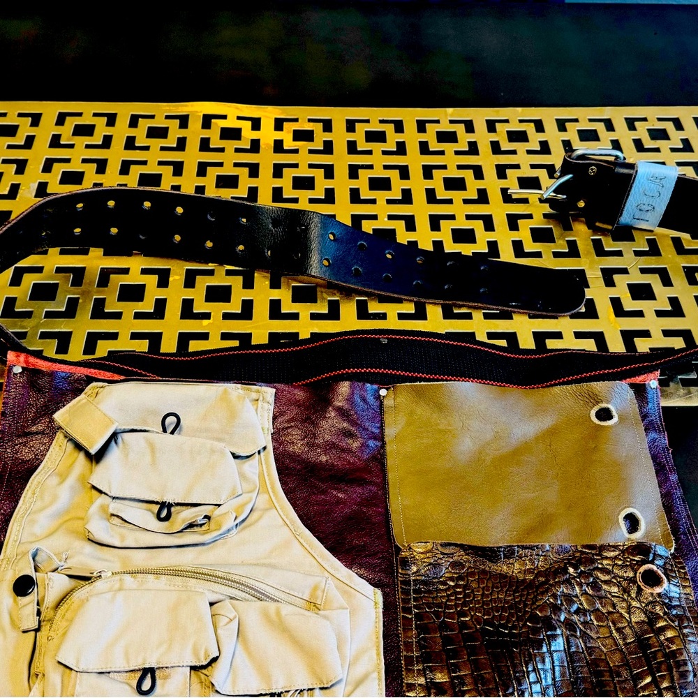 100% handmade waist bag 
Leather bag 
Only worn once